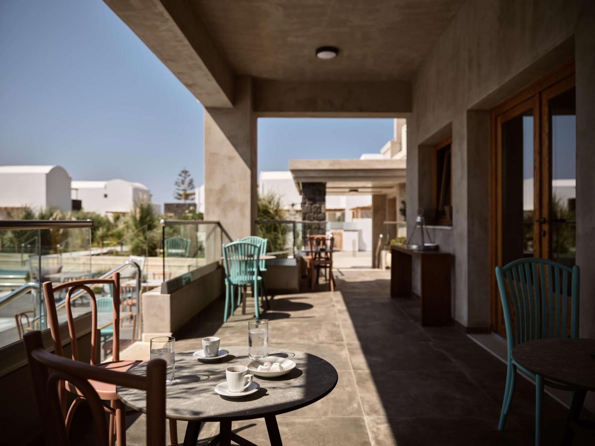Sea Breeze Santorini Beach Resort, Curio By Hilton Agios Georgios  Eksteriør bilde