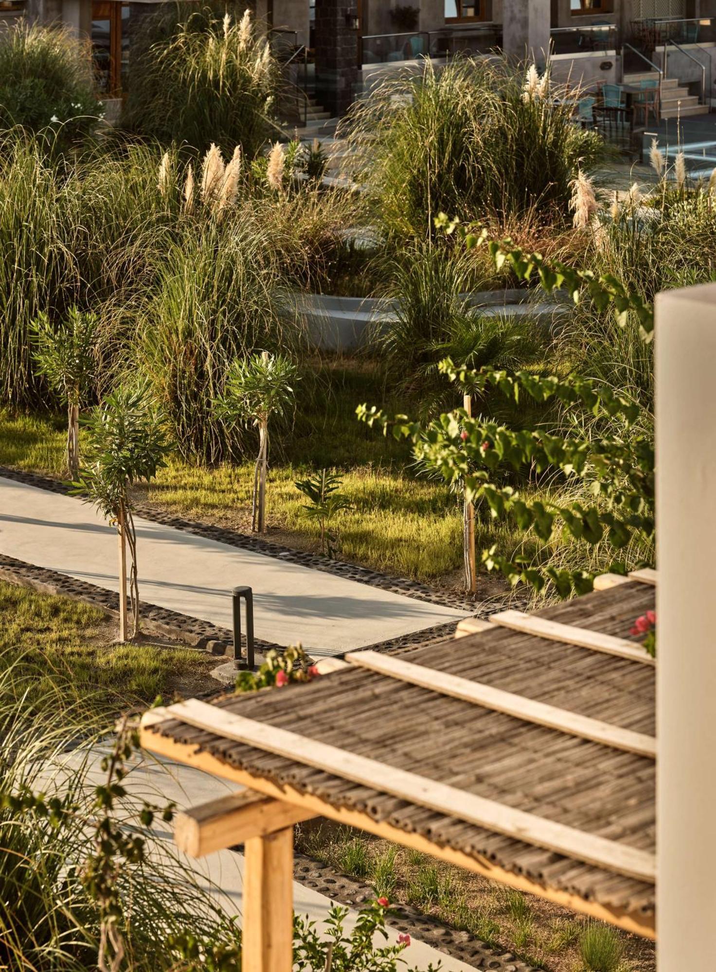 Sea Breeze Santorini Beach Resort, Curio By Hilton Agios Georgios  Eksteriør bilde